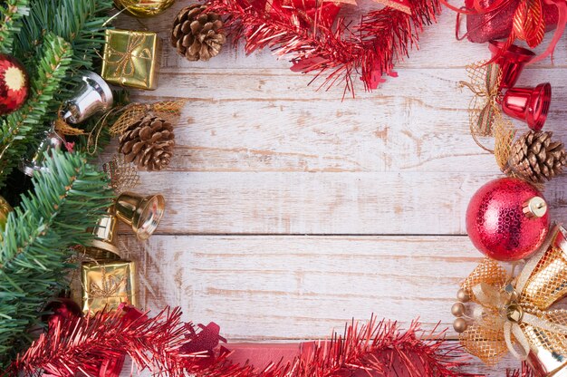 Decorações de natal no fundo de madeira branca vintage