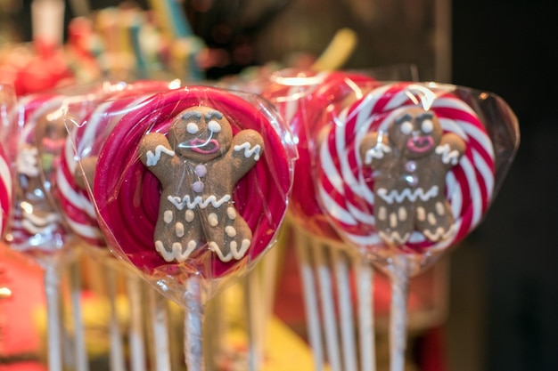 Decorações de Natal no mercado de rua homem-biscoito