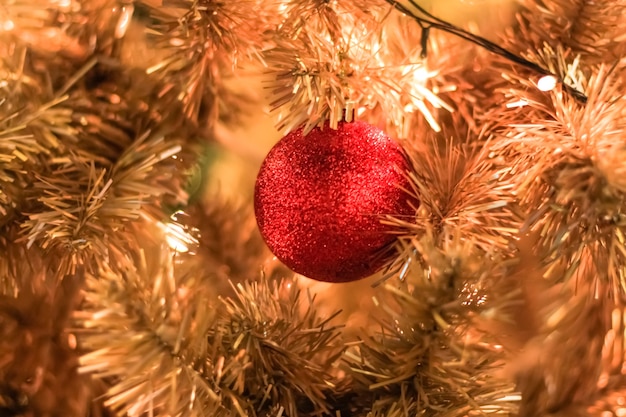 Decorações de Natal nos galhos da árvore de natal branco, foco suave