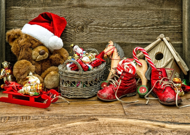 Decorações de natal nostálgicas com brinquedos antigos sobre fundo de madeira. imagem em tons de estilo retro