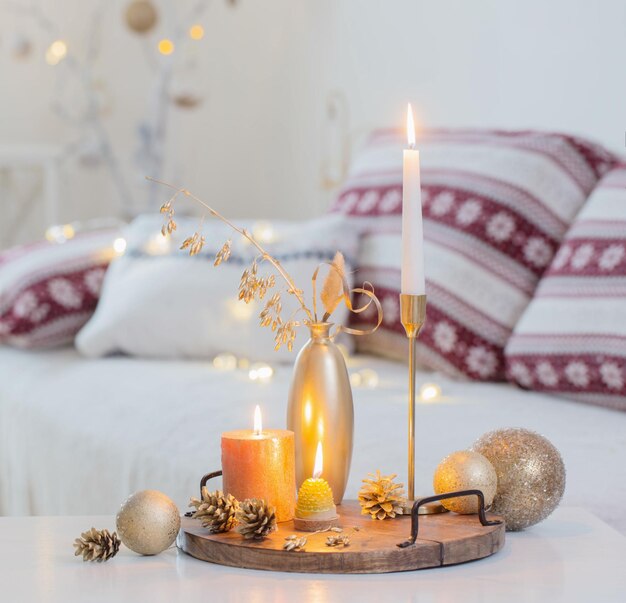 decorações de natal para casa com velas no interior branco