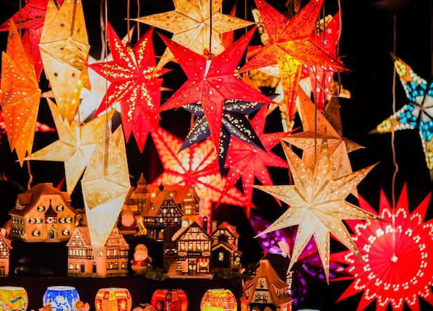 Foto decorações de natal penduradas na bancada do mercado