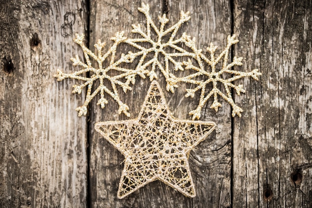 Decorações de ouro para árvores de Natal em fundo de madeira grunge Conceito de férias de inverno