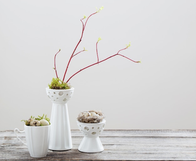 Foto decorações de ovos de páscoa na mesa de madeira