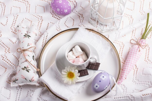 Decorações de Páscoa em cima da mesa um guardanapo de malha branca Decoração de mesa coelho cenoura e ovos pintados