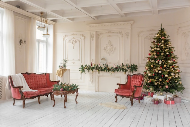 Decorações de um quarto com uma árvore de Natal decorada.