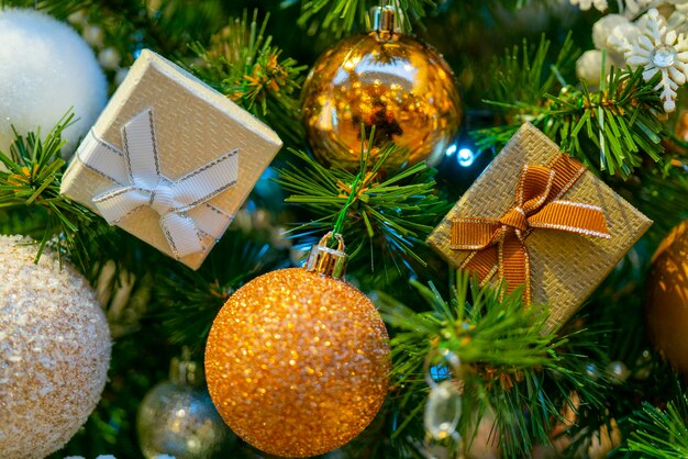 Decorações do feriado para a árvore de natal. fundo desfocado do feriado.