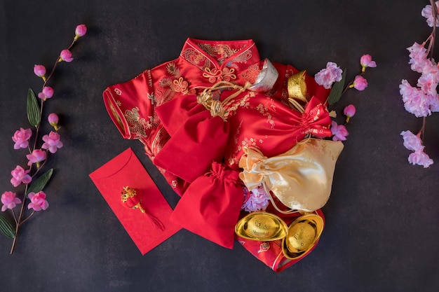 Decorações do festival de ano novo chinês pow ou pacote vermelho laranja e lingotes de ouro ou caroço dourado