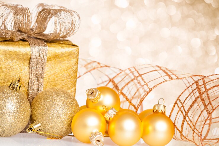 Foto decorações douradas para árvores de natal com luzes de fundo