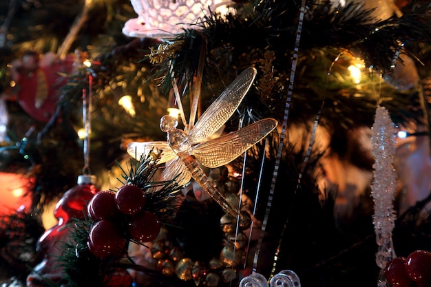 Decorações e brinquedos festivos na árvore de natal