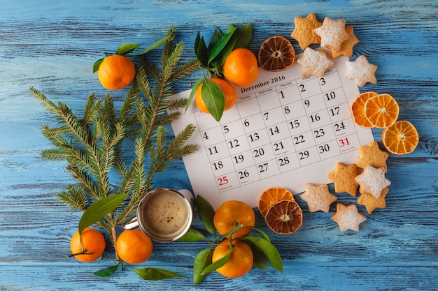 Decorações e calendário com o dia de Natal marcado