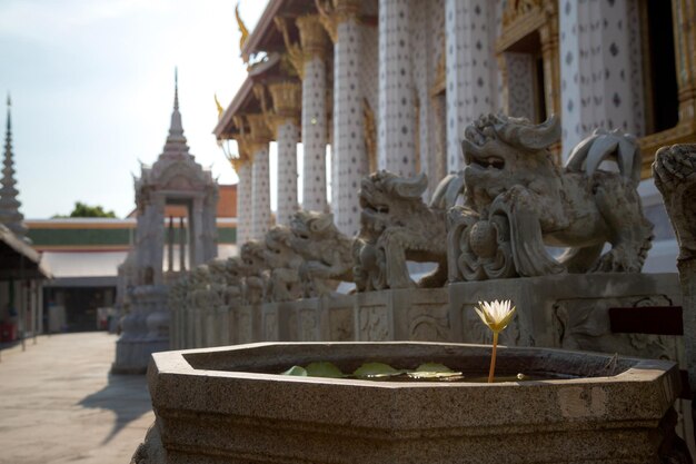 Decorações em Wat Arun o templo do amanhecer em Bangkok Tailândia A área ao redor de Wat Arun