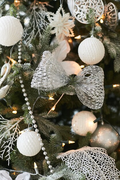 Decorações festivas de Natal com neve artificial na árvore de Natal.