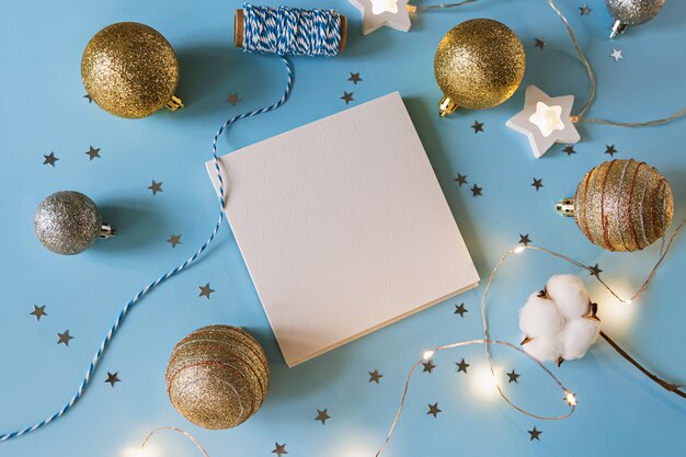 Decorações festivas de Natal e cartões em uma parede azul elegante.