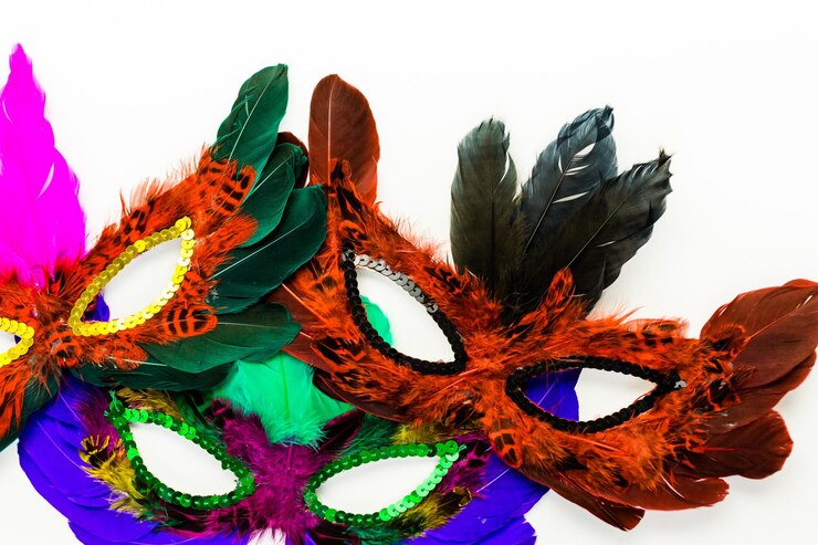 Foto decorações multicoloridas para festa de mardi gras em cima da mesa.