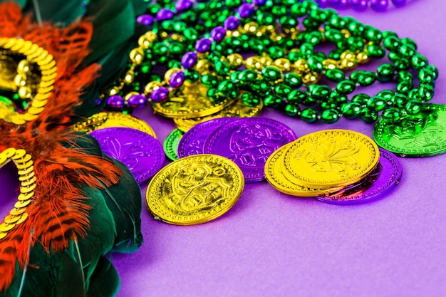 Decorações multicoloridas para festa de Mardi Gras em cima da mesa.