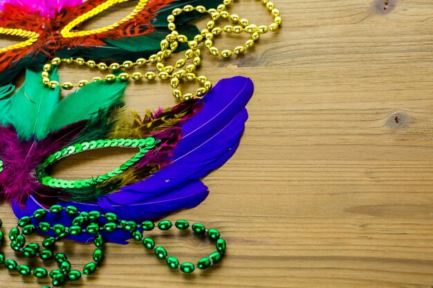 Decorações multicoloridas para festa de Mardi Gras em cima da mesa.