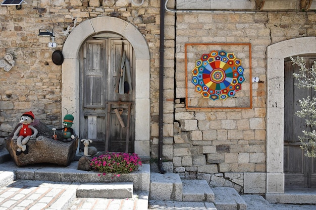 Foto decorações na parede de uma velha casa em trivento, uma velha aldeia na região de molise, na itália