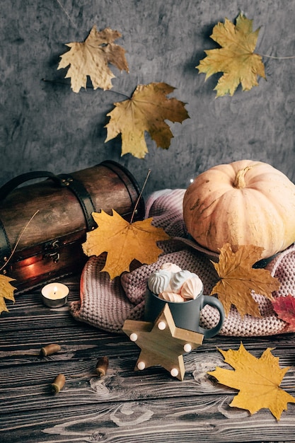 Foto decorações para a celebração da abóbora de halloween e lanternas com velas fotografia vertical