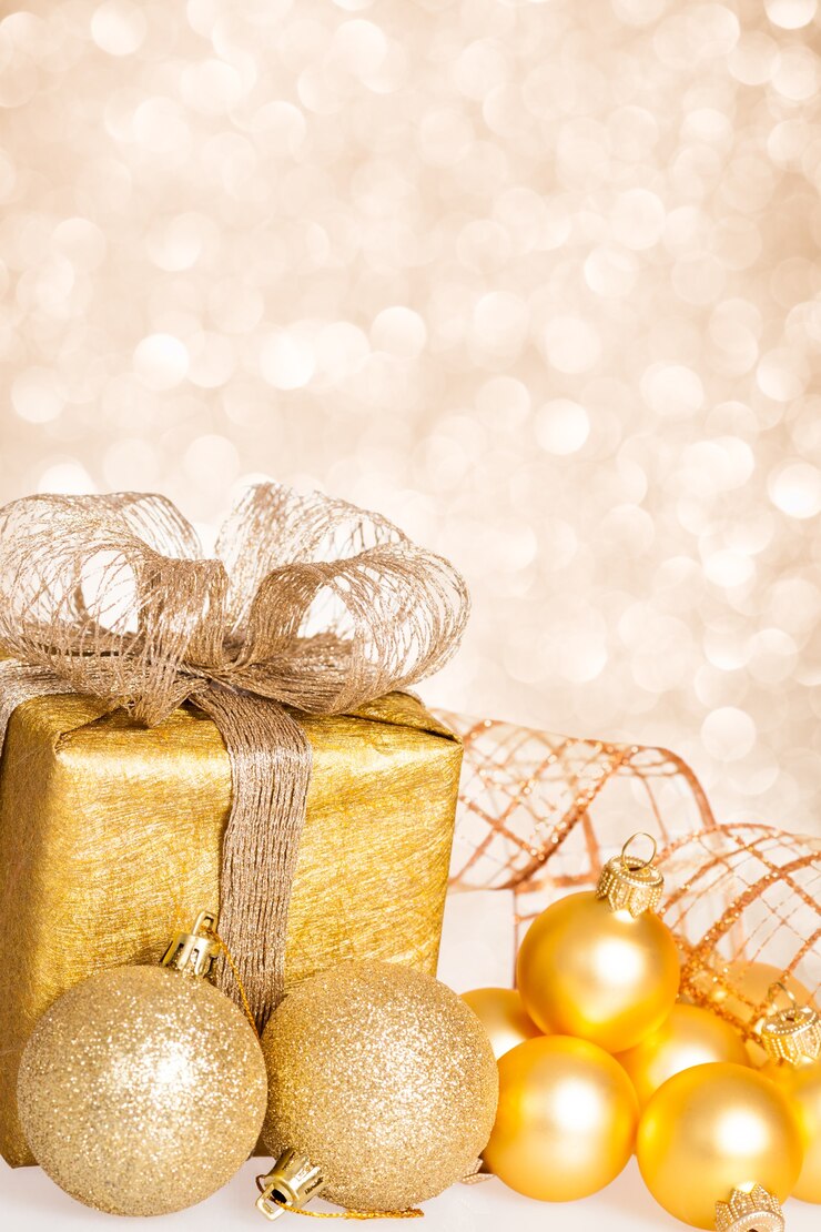 Foto decorações para árvores de natal e caixa de presente contra um fundo de luzes