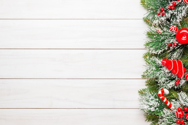 Decorações para árvores de natal na mesa de madeira branca. fundo de natal com espaço de cópia.