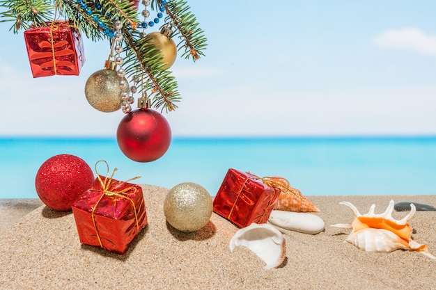 Decorações para árvores de Natal na praia no mar tropical. Conceito de feriado de ano novo em países quentes