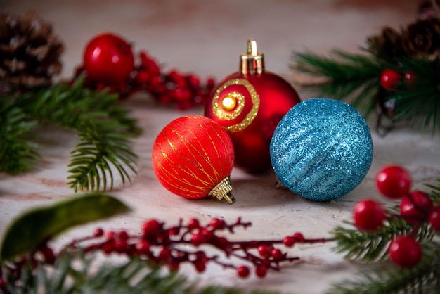 Decorações para árvores de Natal redondas brinquedos de plástico textura de Natal em fundo de cores pastel