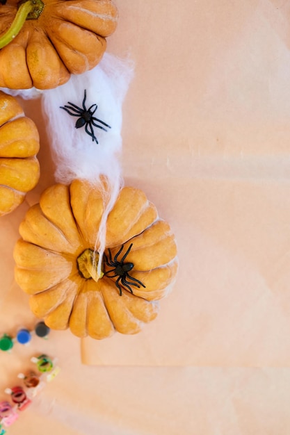 Decorações para casa de Halloween com aranhas e abóboras