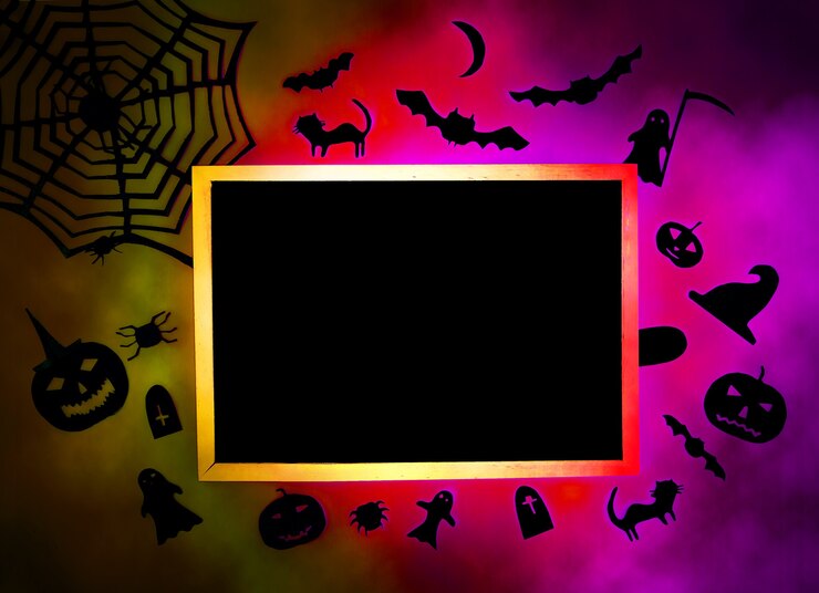 Foto decorações para festa de halloween. decoração de papel artesanal. cartão festivo, cartaz, design de banner. teia de aranha, abóbora, morcego, gatos, fantasmas, aranhas e outros detalhes em fundo esfumaçado colorido.