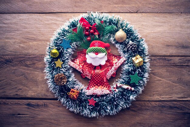 Decorações para festas de natal são colocadas em pisos de madeira