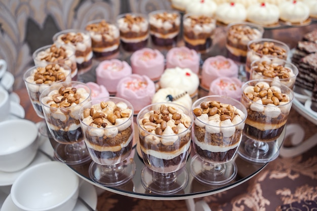 Decorações saborosas de casamento. Barra de chocolate. Mesa doce