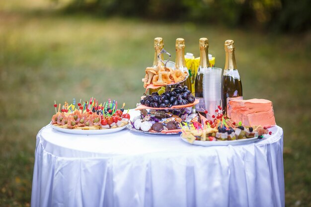 Decorada bela mesa na celebração no parque casamento aniversário jantar romântico no jardim aniversário lindo vidro luz do sol