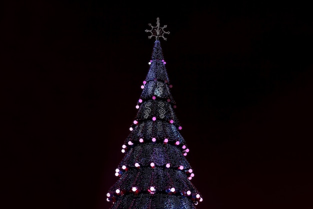 Decorado con adornos y guirnaldas de árbol de Navidad.