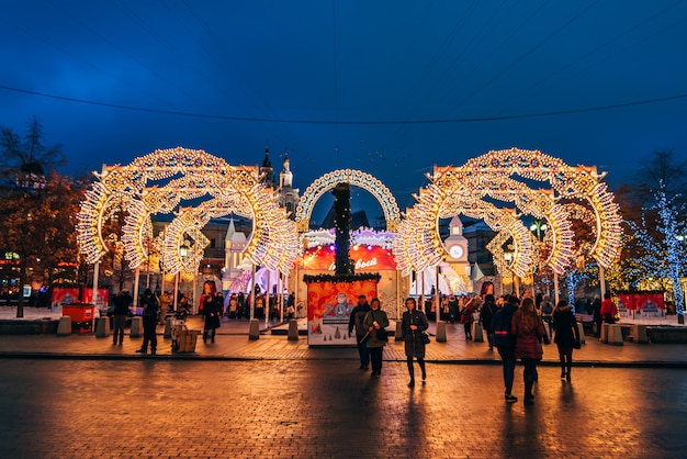 Decorado las calles de año nuevo de Moscú en la noche