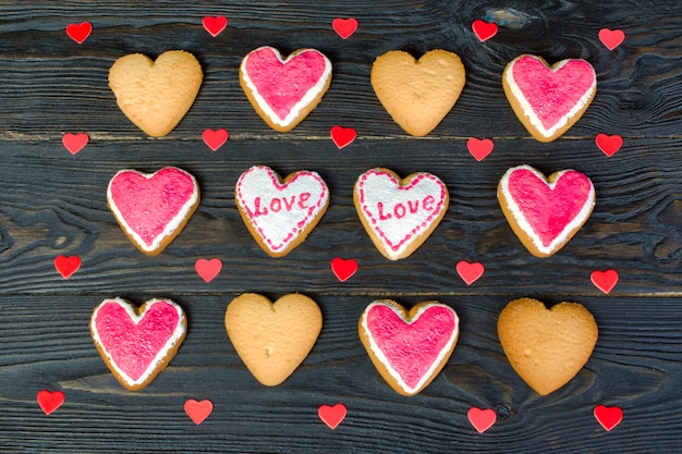 Decorado del día de San Valentín. Muchas galletas pequeñas con glaseado, en forma de corazón.