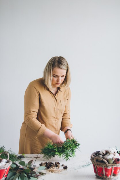 Decorador de florista fazendo guirlanda de Natal