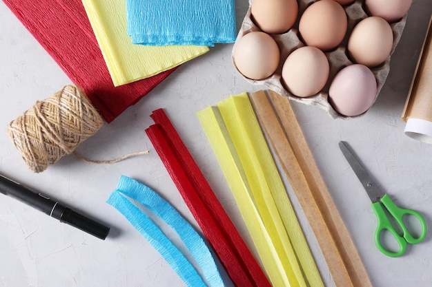 Decoramos los huevos de Pascua con papel de colores y pergamino en forma de conejos Cortamos tiras