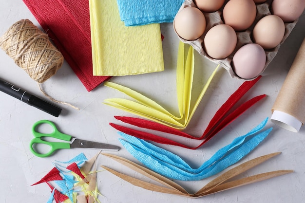 Decoramos huevos de Pascua con papel de colores y pergamino en forma de conejos Paso a paso