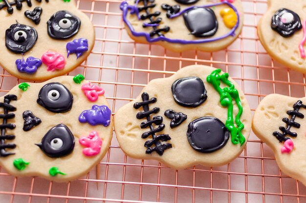 Decorando biscoitos de açúcar com glacê real para o feriado de Dia de los Muertos.