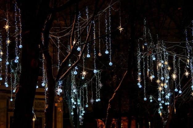 Decorando la calle invernal de la ciudad navideña con guirnaldas