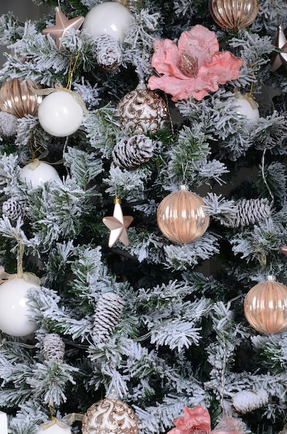 Decorando o fim da árvore de Natal acima. Bulbo de decoração, árvore de abeto verde nevado