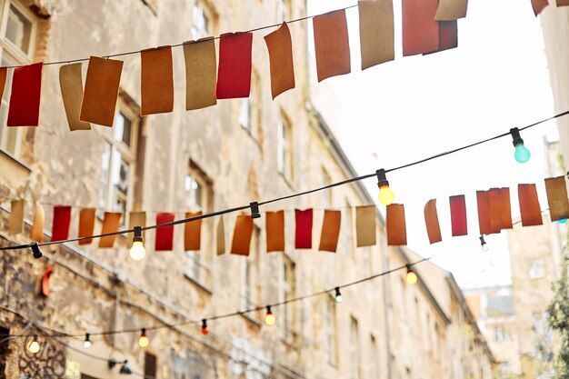 Decorar a rua com bandeiras em uma corda.