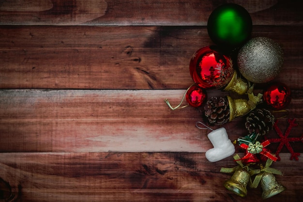 Foto decorar accesorios navideños sobre fondo de madera.