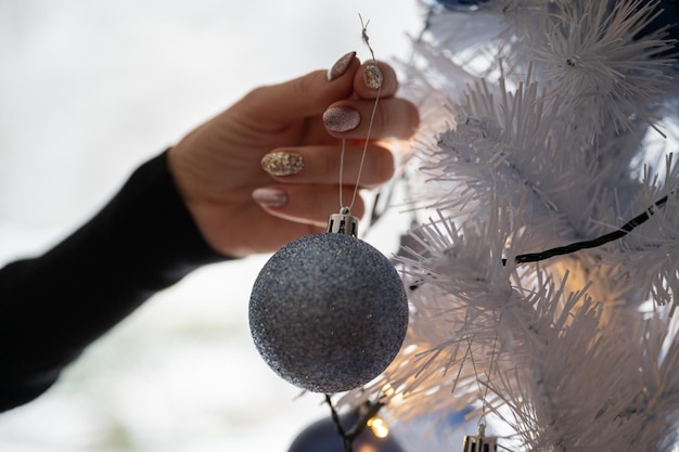 Decorar el árbol de navidad blanco