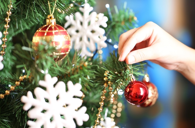 Decorar el árbol de navidad