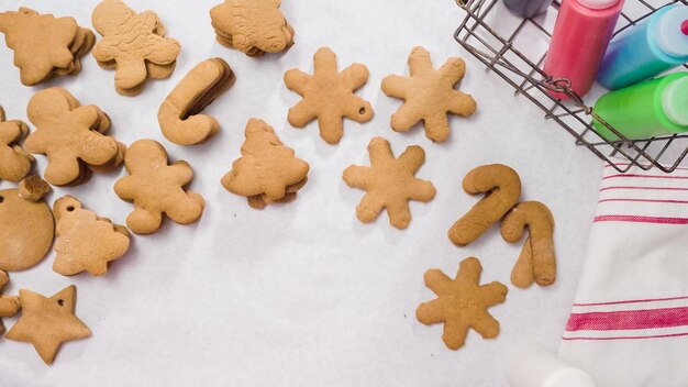 Decorar biscoitos de gengibre com glacê real para o Natal.