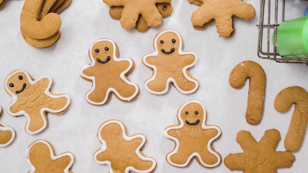 Decorar biscoitos de gengibre com glacê real para o Natal.