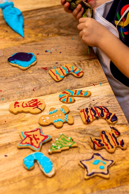 Decorar biscoitos de gengibre para o conceito de Natal de Natal