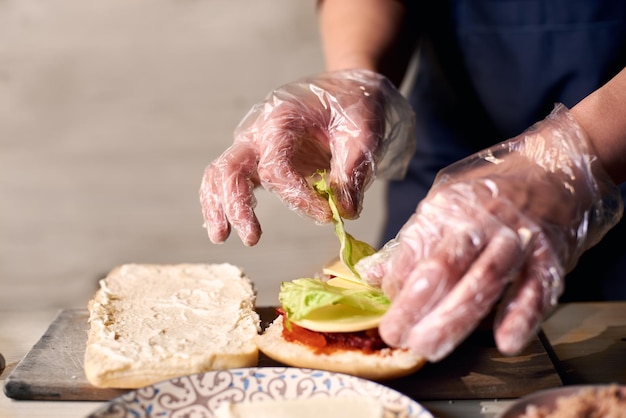 Decorar comida con verduras Sándwich profesional preparado en restaurante por maestro de cocina Cerrar vista frontal