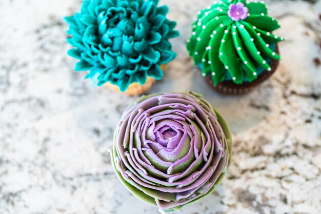 Decorar cupcakes con glaseado de crema de mantequilla en forma de cactus